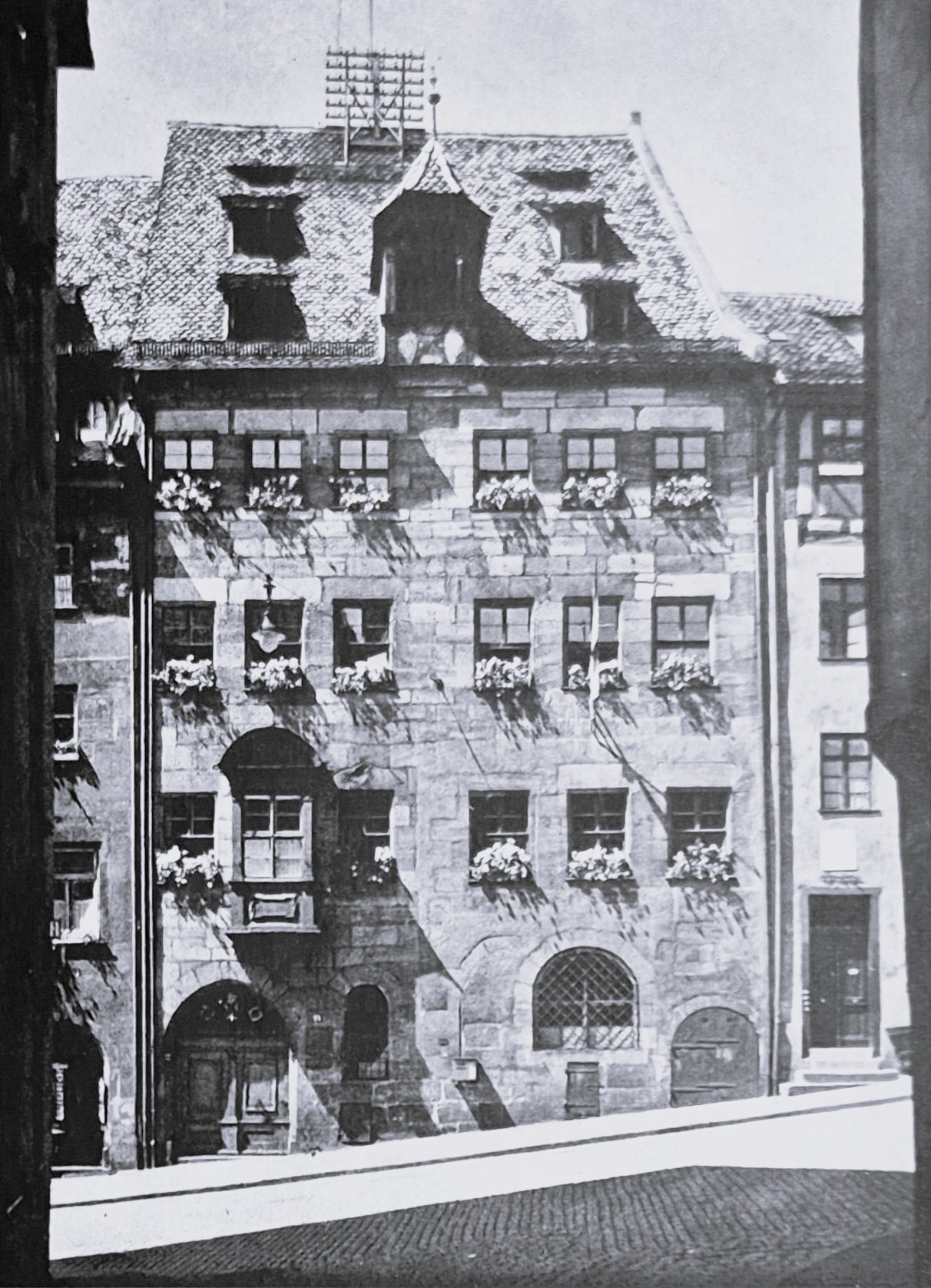 Das Dienstgebäude der DRK-Landestelle XIII. — ein altes Patrizierhaus der Behaims, an der Burgstraße in der Stadt der Reichsparteitage Nürnberg — Photo: Grimm