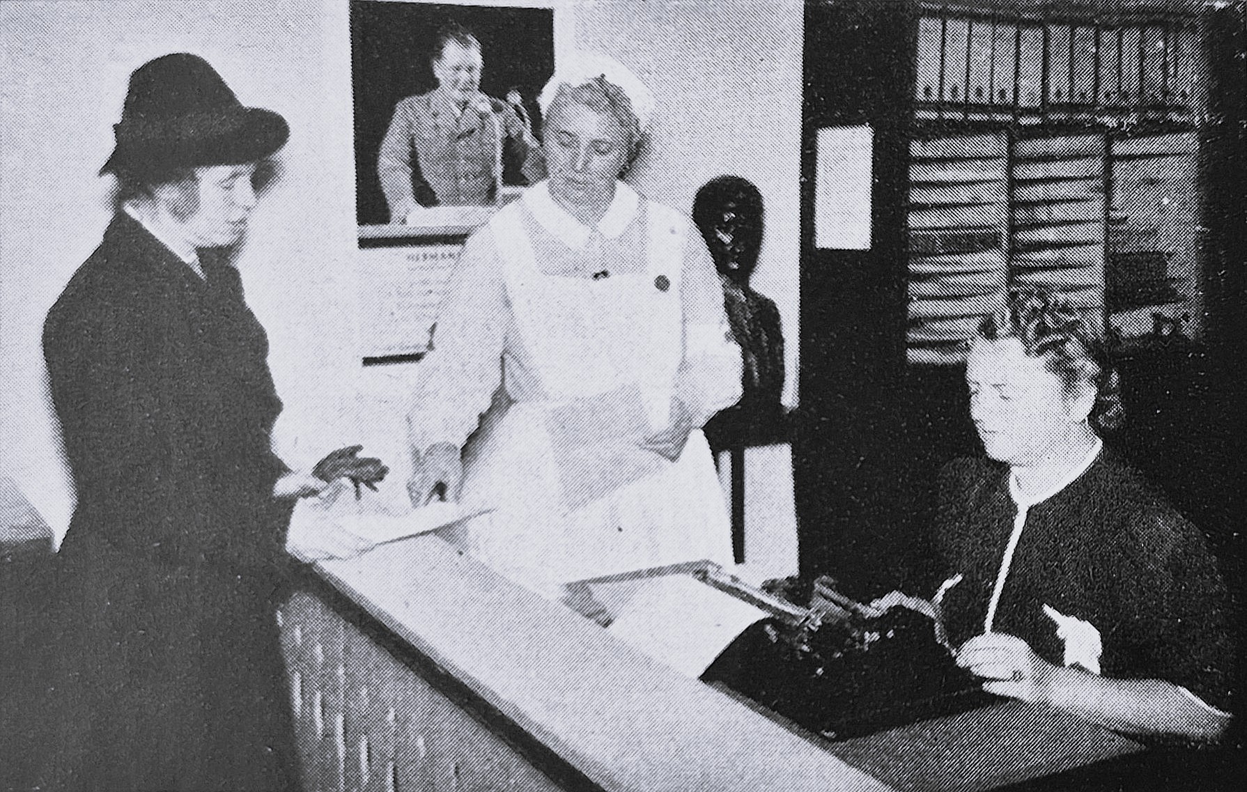 In der Beratungsstelle des DRK. im Gebäude der „Alten Schau“ gegenüber dem Nürnberger Rathaus — Photo: Bauer