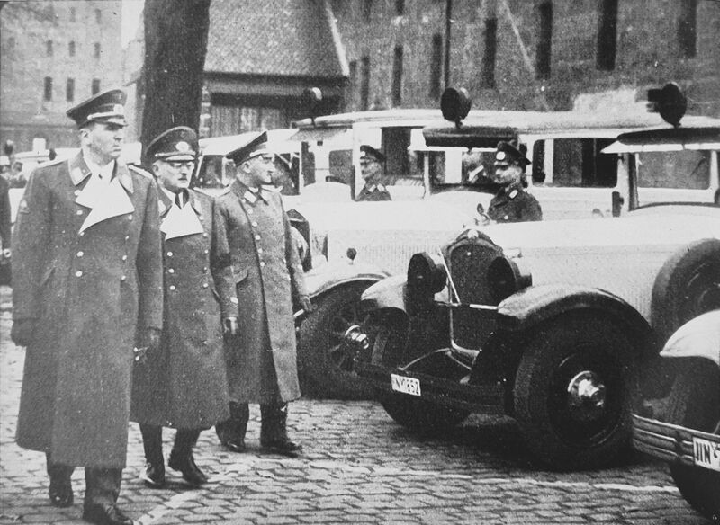 Datei:DRK-Generalhauptführer-Willy-Liebel-Besichtigung-Wagenpark-Kreisstelle-Nürnberg-Stadt-1939.jpg